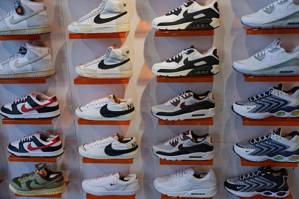 Alkmaar, Hollanda, 5 Nisan 2023: Nike spor ayakkabıları sergisi. Nike dünyanın en büyük spor ayakkabı ve giysi tedarikçilerinden biridir. Şirket 1964 'te kuruldu.