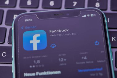 Mainz, Almanya - 26 Mart 2023: Uygulama mağazasındaki bir Alman akıllı telefonundaki sosyal uygulama facebook simgesi