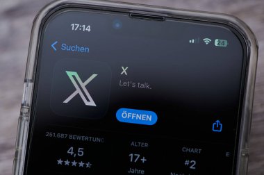 Mainz, Almanya - 02 Ağustos 2023: twitter uygulamasının bir Alman akıllı telefonu üzerinde yeni X logosu olan simgesi