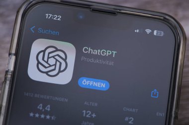 Mainz, Almanya - 02 Ağustos 2023: Chat GPT AI uygulamasının bir Alman akıllı telefonu uygulama mağazasındaki ikonu