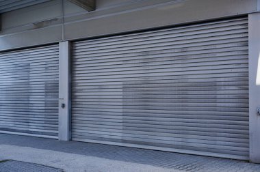 İki depo kapısının açılışı