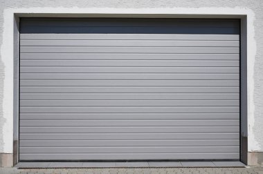 Gri yuvarlanan bir depo kapısı manzarası