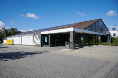 Mainz, Almanya - 24 Eylül 2023: Mainz Hechtsheim 'deki Aldi Discount Süpermarket. Aldi, üretim, et ve süt ürünleri de dahil olmak üzere çeşitli gıda ürünlerini indirimli fiyatlara satıyor..