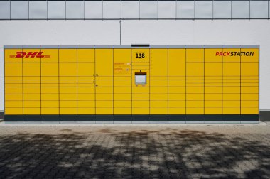 Mainz, Almanya - 24 Eylül 2023: DHL teslim yeri Alman adı: Packstation, lojistik şirketi Deutsche Post DHL Group