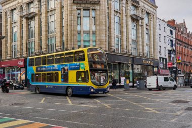 Dublin, İrlanda - 21 Aralık 2023: Dublin şehir merkezindeki Dame Caddesi 'ndeki 83 istikametinde Harristown otobüsü.