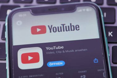 Mainz, Almanya - 26 Mart 2023: Almanya 'da iPhone ekranında YouTube uygulamasının uygulama simgesi