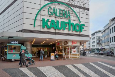 Mainz, Almanya - 3 Şubat 2024: Mainz şehrindeki Galeria Kaufhof moda mağazası. Karstadt Warenhaus GmbH, Essen merkezli bir Alman mağaza zinciri..
