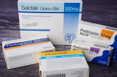 Mainz, Almanya - Şubat 04, 2024: Aktif mesalazin ve kortizon içeriği de dahil olmak üzere bağırsak hastalıklarının tedavisinde kullanılabilecek çeşitli ilaçlar