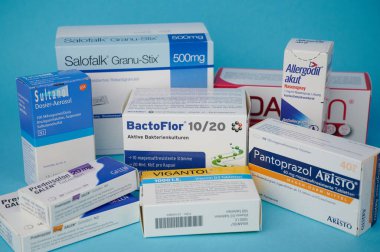 Mainz, Almanya - Şubat 04, 2024: Prednisolone ve pantoprazole de dahil olmak üzere mavi arka planda birçok farklı ilaç paketi
