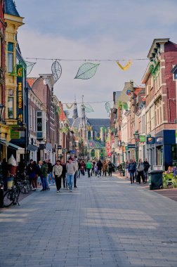 Alkmaar, Hollanda, Nisan 05, 2023: Hollanda 'nın Alkmaar kentindeki alışveriş caddesi