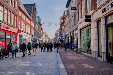 Alkmaar, Hollanda, Nisan 05, 2023: Hollanda 'nın Alkmaar kentindeki alışveriş caddesi