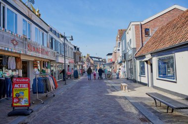Egmond aan Zee, Hollanda - Nisan 05, 2023: Düşük mevsimde Egmond aan Zee sahilindeki alışveriş caddesi