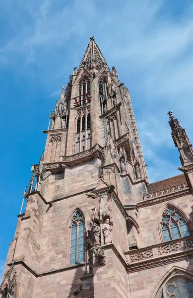 Güneşli bir günde Almanya 'da Freiburg Minster' ın kilise kulesi.