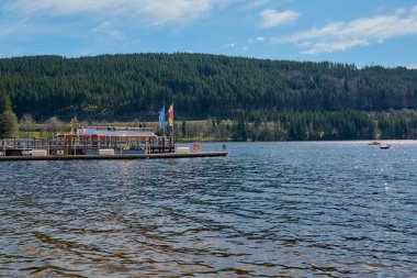 Titisee, Almanya - Nisan 06, 2024: Titisee 'ye gezi yapan turistler. Titisee, Almanya 'nın Baden-Wuerttemberg eyaletinde yer alan bir göldür..