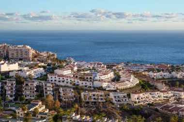 Los Gigantes, Tenerife, İspanya - 20 Nisan 2024: Los Gigantes, İspanya 'da Atlantik Okyanusu' nun arka planında evleri ve tatil mülkleri