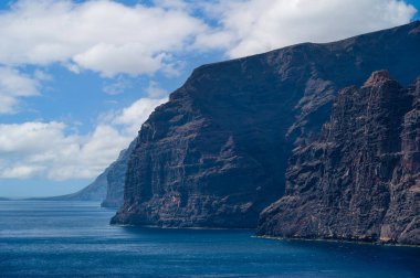 Tenerife 'deki Los Gigantes uçurumları, adanın batısındaki ünlü bir dönüm noktası.