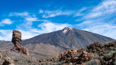 Pico del Teide dağı Tenerife 'de güneşli bir günde mavi gökyüzüyle