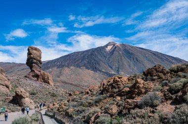 El Teide, Tenerife, Kanarya Adaları - 23 Nisan 2024: Tenerife, İspanya 'daki El Teide Ulusal Parkı' nda turistler