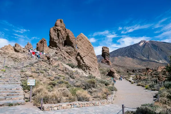 El Teide, Tenerife, Kanarya Adaları - 23 Nisan 2024: Tenerife, İspanya 'daki El Teide Ulusal Parkı' nda turistler