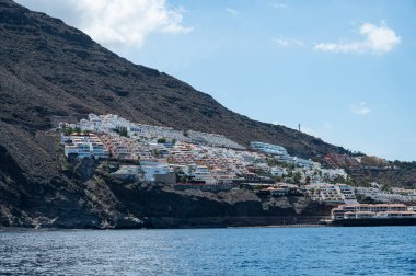 Los Gigantes, Tenerife 'deki konut binaları ve otel kompleksleri