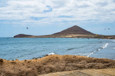 Montana Roja, El Medano 'da bir dağ, Güney Tenerife' de popüler bir sörf merkezi..