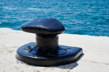 Sahilde güneş ışığında büyük bir kazık.