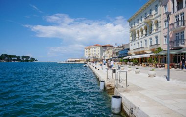 Porec, Istria, Hırvatistan - 22 Mayıs 2024: Porec, Istria rıhtımında turistler