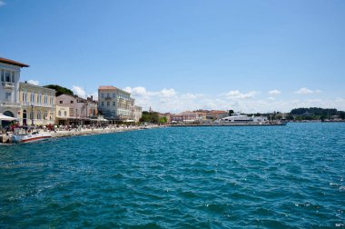 Porec, Istria, Hırvatistan - 22 Mayıs 2024: Hırvat köyü Porec, Istria 'nın panoraması