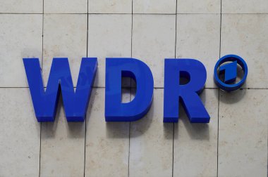 Köln, Almanya - 05 Ağustos 2024: WDR logosu, Almanya 'nın Köln şehrinde bulunan bir radyo ve yayın istasyonudur..