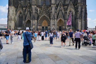 Köln, Almanya - 05 Ağustos 2024: Köln Katedrali önünde turistler 05 Ağustos 2024 'te Almanya' nın Köln kentinde.