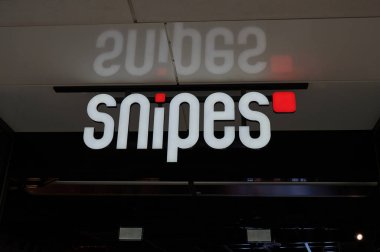 Köln, Almanya - 05 Ağustos 2024: Snipes Almanya 'nın Köln kentindeki yerel bir mağazanın logosu.