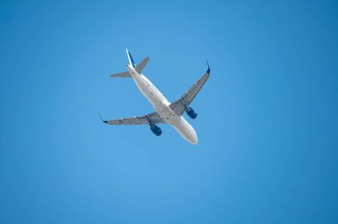 Mainz, Almanya - 31 Ağustos 2024: Airbus A320-214 Nouvelair 'den Mainz üzerinden Frankfurt' a uçuyor..
