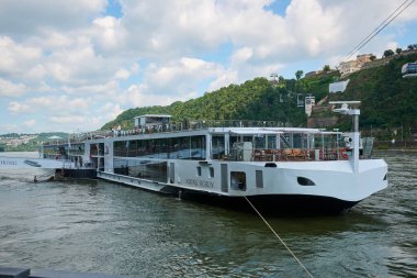 Koblenz, Almanya - 28 Temmuz 2024: Koblenz 'de nehir yolcu gemisi VIking SIGRUN. Viking gezileri nehir ve okyanus seyahatleri sağlayan bir gemi gemisidir..