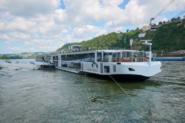 Koblenz, Almanya - 28 Temmuz 2024: Koblenz 'de nehir yolcu gemisi VIking SIGRUN. Viking gezileri nehir ve okyanus seyahatleri sağlayan bir gemi gemisidir..