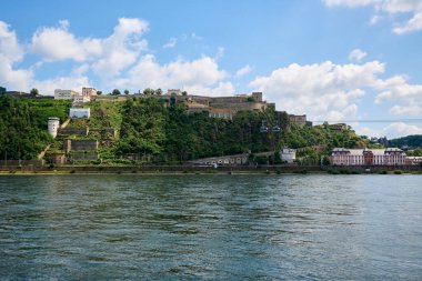 Koblenz, Kuzey Ren Vestfalyası, Almanya - 28 Temmuz 2024: Koblenz 'deki Ehrenbreitstein Kalesi, Deutsches Eck.