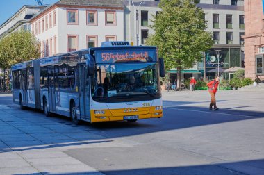 Mainz, Almanya, Ekim, 05, 2024: Mainz City 'de Ludwigsstrasse' de 56 numaralı otobüs hattı. MVG otobüsü, Mainz 'deki otobüs ve tramvay operatörü..