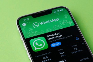 Mainz, Almanya - 24 Ekim 2024: Uygulama mağazasında bir Alman akıllı telefonundaki Whatsapp habercisinin uygulama simgesi