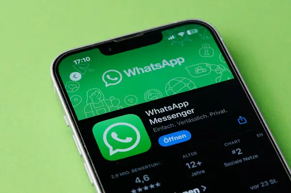 Mainz, Almanya - 24 Ekim 2024: Uygulama mağazasında bir Alman akıllı telefonundaki Whatsapp habercisinin uygulama simgesi