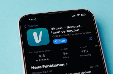 Mainz, Almanya - 24 Ekim 2024: Açık mavi arkaplan üzerine Almanya 'da bir akıllı telefon ekranındaki Vinted uygulama simgesi