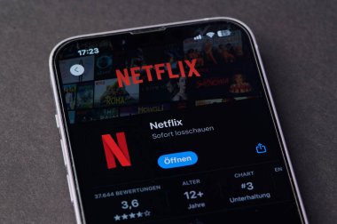 Mainz, Almanya - 24 Ekim 2024: Netflix uygulama simgesi Almanya 'da bir akıllı telefon ekranında siyah arkaplan üzerine