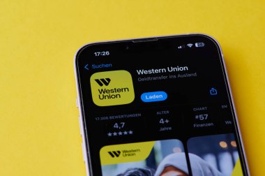 Mainz, Almanya - 24 Ekim 2024: Batı Birliği uygulama simgesi sarı arka planda Almanya 'da bir akıllı telefon ekranında