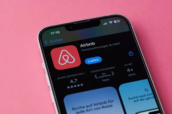 Mainz, Almanya - 24 Ekim 2024: Pembe arka planda Almanya 'da bir akıllı telefon ekranında Airbnb uygulama simgesi
