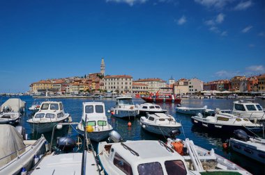 Rovinj, Istria, Hırvatistan - 24 Mayıs 2024: İstria 'nın batı kıyısındaki sevimli bir liman kasabası olan Rovinj köyünün limanı ve Hırvatistan' ın en güzel yerlerinden biri.