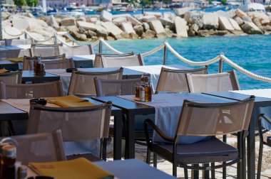 Hırvatistan 'da bir restoranda boş restoran koltukları