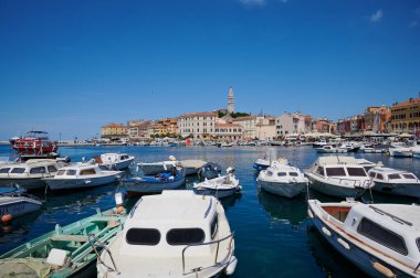 Rovinj, Istria, Hırvatistan - 24 Mayıs 2024: İstria 'nın batı kıyısındaki sevimli bir liman kasabası olan Rovinj köyünün limanı ve Hırvatistan' ın en güzel yerlerinden biri.