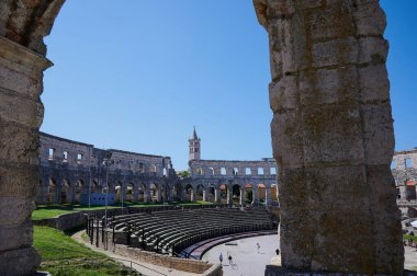 Pula, Istria, Hırvatistan - 23 Mayıs 2024: Hırvatistan 'ın en büyük altıncı antik amfitiyatrosu olan Pula' daki Roma amfitiyatrosunda turistler.