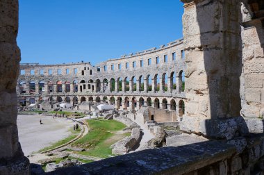 Pula, Istria, Hırvatistan - 23 Mayıs 2024: Hırvatistan 'ın en büyük altıncı antik amfitiyatrosu olan Pula' daki Roma amfitiyatrosunda turistler.