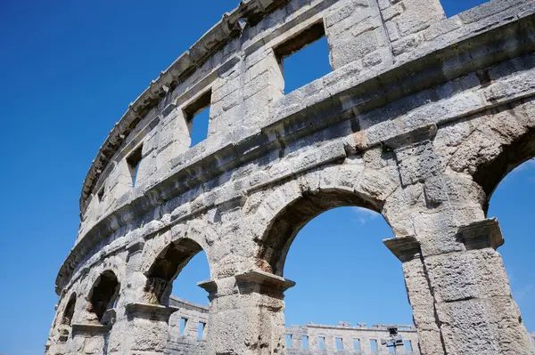 Hırvatistan 'ın antik çağların altıncı büyük amfitiyatrosu olan Pula' daki Roma amfitiyatrosunun bazı bölümleri.