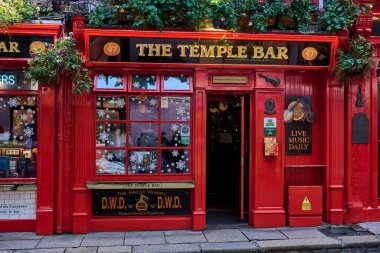 Dublin, İrlanda - 22 Aralık 2023: Dublin, İrlanda 'daki ünlü Tapınak Bar' ın girişi
