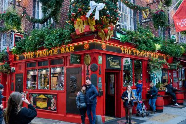 Dublin, İrlanda - 22 Aralık 2023: Dublin 'deki ünlü Tapınak Bar önünde fotoğraf çeken turistler